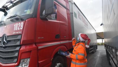 Vin chaud et gourmandises pour les routiers bloqués pour Noël