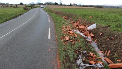 Un dépôt de gravats découvert sur la départementale à Alincthun