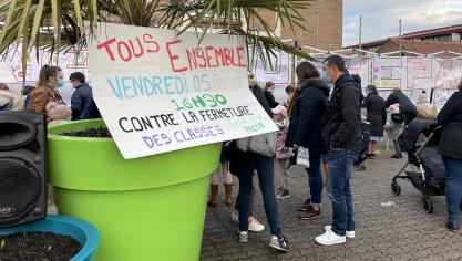 Steenvoorde : une centaine de parents et enfants se mobilisent devant le groupe scolaire (vidéo)