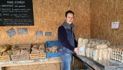 Antoine Dormion vient de rejoindre son épouse Élise sur la ferme après 10 ans comme salarié dans une laiterie.