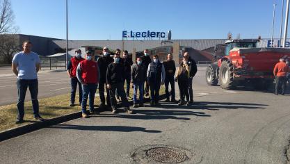 Attin : le centre Leclerc bloqué par des agriculteurs