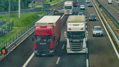 Somme : une centaine de camions défilent en hommage à un routier décédé sur la route