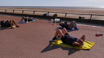 Faute de salle, le coach sportif se déplace sur la plage