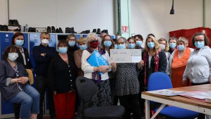 Une quinzaine de personnes a assisté à la remise de chèque.