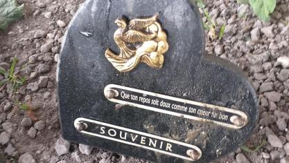 Dunkerque : des plaques funéraires cachées dans un sac et sorties de l'eau