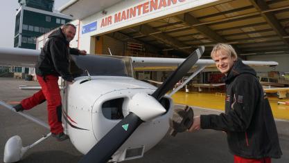 Dans son atelier au Touquet, Christophe gère la maintenance d'une trentaine d'avions