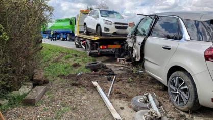 Deux voitures se percutent violemment sur la D642 entre Hazebrouck et Wallon-Cappel