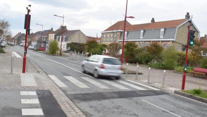 Les feux comportementaux cassent bien la vitesse dans la rue principale à Killem