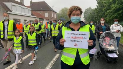 Renescure : une centaine d'habitants marchent pour obtenir le contournement