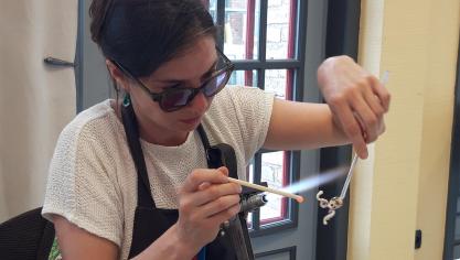 Claire Rocamora est fileuse de verre à Steene.