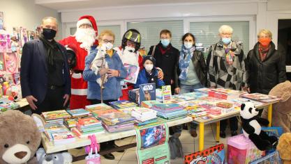 Serge Olivier (à gauche) a rejoint les motards et le Secours Catholique pour immortaliser la grande collecte.