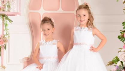 Les deux petites filles participent à un concours de mannequinat pour enfants.