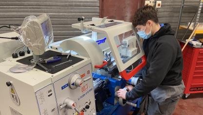 Ici une tour conventionnelle manuelle que les élèves apprennent à manier.