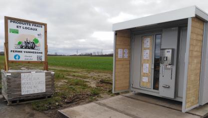Le distributeur se situe sur le parking de la ferme Vanheeghe, route de Cassel à Buysscheure.