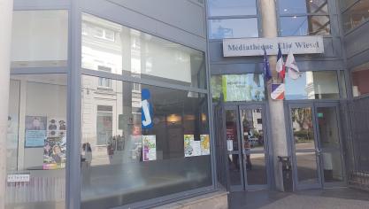 Le Point information jeunesse est situé dans le bâtiment de la médiathèque Elie-Wiesel.