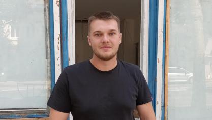 Ryan Gruson s'affaire à l'aménagement de son futur commerce situé boulevard Gambetta