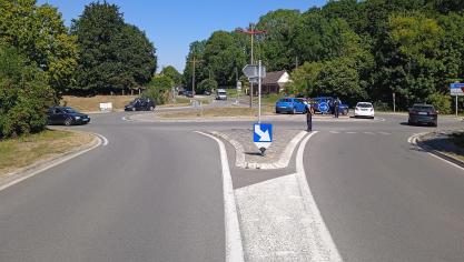 La gendarmerie s’est postée de façon visible sur le rond-point.