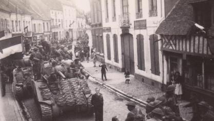 Dans la rue appelée aujourd’hui Pierre Ledent, les chars canadiens provoquent une véritable liesse sur leur passage chez les Montreuillois enfin libérés de l’envahisseur allemand.