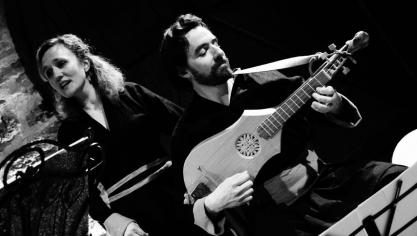 La Compagnie Mille Bonjours est portée par Juliette Leroy, aux chant et percussions, et par Stéphane Hocquet (conte, citole et flûte). Photo : Jean-Philippe Carlier.