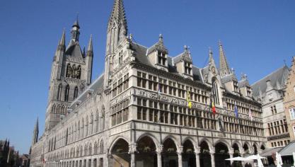 La halle aux draps et son beffroi à Ypres.