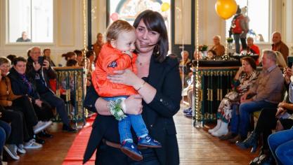 Même les plus petits ont joué le jeu pour le défilé des commerçants de Bergues.