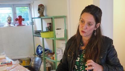 Dans son atelier, Karine Bracq présente une première série de moulages réalisés avec des habitants.