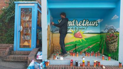 L’artiste Alexis Defurnes a rafraîchi l’abri bus en face de la mairie de Landrethun-lès-Ardres.