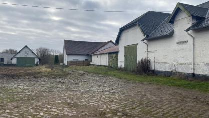 Si le temps le permet, le marché se tiendra dans la belle cour pavée de la ferme d’Hervin.