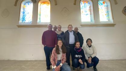 Le matin de l’inauguration, quelques membres de l’association et Lise Flipo, en bas à gauche, donner un coup de propre à l’église.