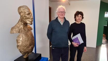 «Le Guerrier», par Marie-Christine Remmery-Roulland. Olivier Noyon, président des Amis des Musées, et Marie-Astrid Hennart, programmatrice des expositions du Musée des Beaux-Arts.