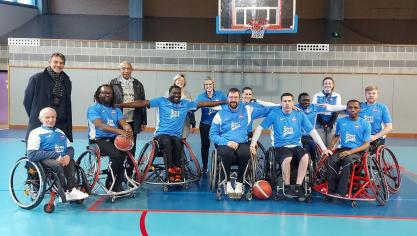 15 vestes et 15 maillots neufs ont été remis au club de handibasket.