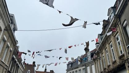 Les rues Mermoz et des Capucins se sont parées de leurs vêtements avant la bande de Bergues.