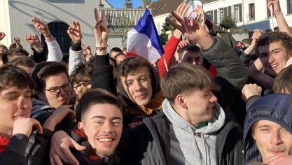 Depuis 8 h, les élèves sont réunis devant le parvis du lycée.