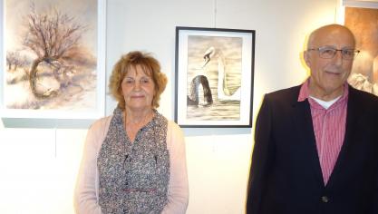 Les deux artistes et une de leurs œuvres. Le cygne blanc n'est pas au Loch Ness ! Le saule têtard n'est pas pleureur !