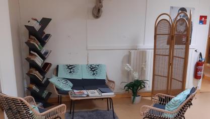 Les bénéficiaires peuvent profiter d’un copin salon pour partager un café ou lire