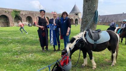 Se balader à travers la Citadelle avec un poney. Et pourquoi pas ?