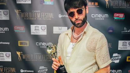 Steev de Sousa sur le tapis rouge.