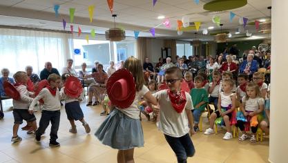 Les enfants ont dansé devant les résidents, mardi 4 juillet.