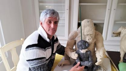 Christian Duvette avec ses gorilles en hommage à Diane Fossey.