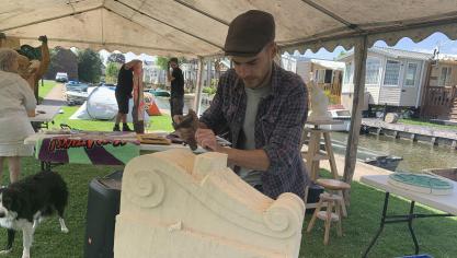 Elie Dupuis en pleine réalisation d’une console ornementée pour la nouvelle maison de retraite d’Arras.