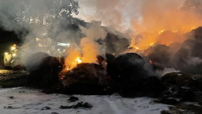 Quatre heures après le signalement, les flammes s’élèvent encore de la paille. De la mousse a été envoyée pour contenir l’incendie.