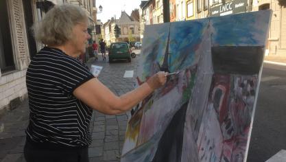 L’airoise Colette Sagnier s'est installée sur le trottoir face à la rue de Saint-Omer.