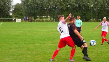 Duel entre Rivoire (n°2 en rouge et blanc) et Hocquette (noir et rouge).