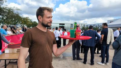 Charles Piquet, journaliste à Nord Littoral, participe à la 30e édition de la marche des garçons de café.