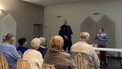 Le brigadier-chef Cottignies devant l’assemblée des aînés.