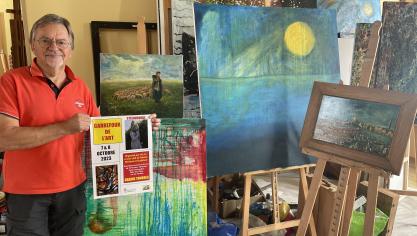 Michel Dhaudt aux côtés d’œuvres qui sont exposées au Carrefour de l’art.