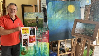 Michel Dhaudt aux côtés d’œuvres qui sont exposées au Carrefour de l’art.