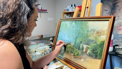 Estelle Delamaere peut passer des heures à restaurer des tableaux abîmés.