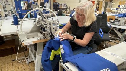 L’atelier de couture «Ascenseur Confection» permet ici de confectionner les bleus de travail de l’entreprise Roquette de Lestrem.