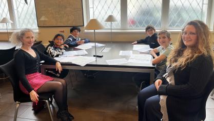 Petits et grands étaient réunis pour l’atelier généalogie le 26 octobre aux archives municipales.